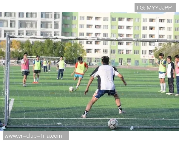 学校体育室丰富多彩的运动设施包括篮球和足球活动的全面发展